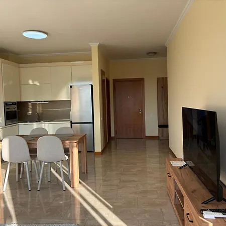 アパート Next To Blloku 2-bdr Spacious ティラナ