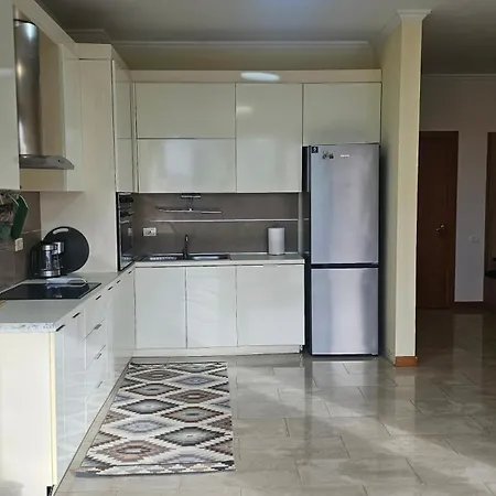 アパート Next To Blloku 2-bdr Spacious ティラナ