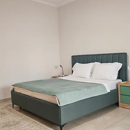 Next To Blloku 2-bdr Spacious ティラナ