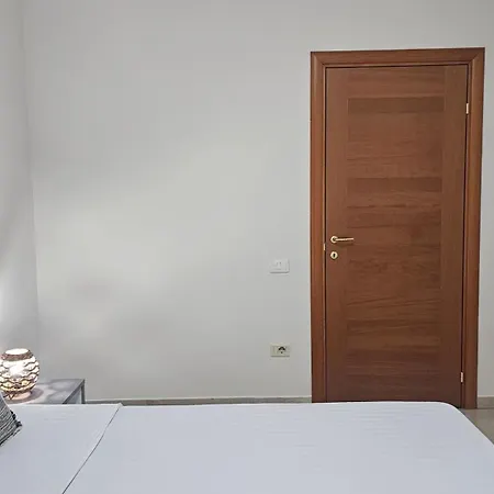 アパート Next To Blloku 2-bdr Spacious ティラナ