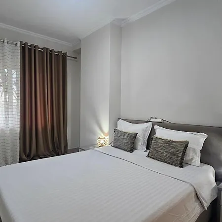 Next To Blloku 2-bdr Spacious ティラナ