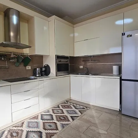 Next To Blloku 2-bdr Spacious Lägenhet Tirana