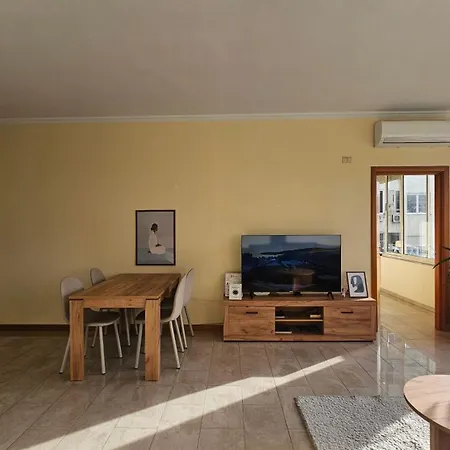 Next To Blloku 2-bdr Spacious ティラナ