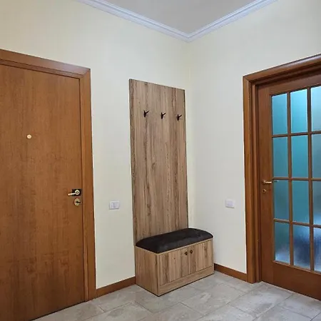 דירה Next To Blloku 2-bdr Spacious טיראנה