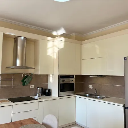 Next To Blloku 2-bdr Spacious Daire Tiran